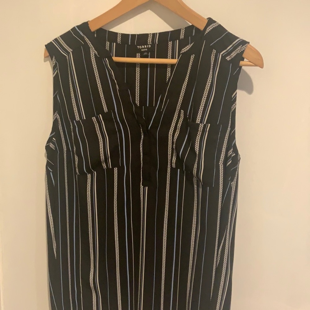Torrid top 00. Fits size 10-12